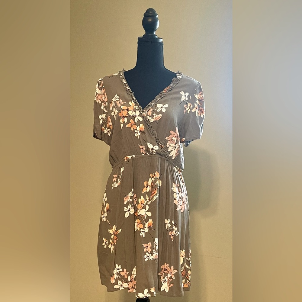 Xhilaration Gray Floral Tunic Top in size Large